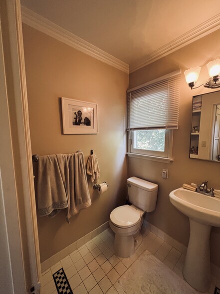 Building Photo - 938 N Doheny Dr