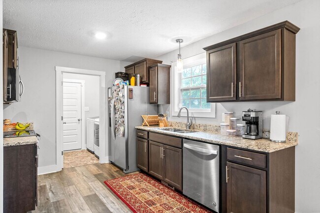 Building Photo - 180 Sambar Dr