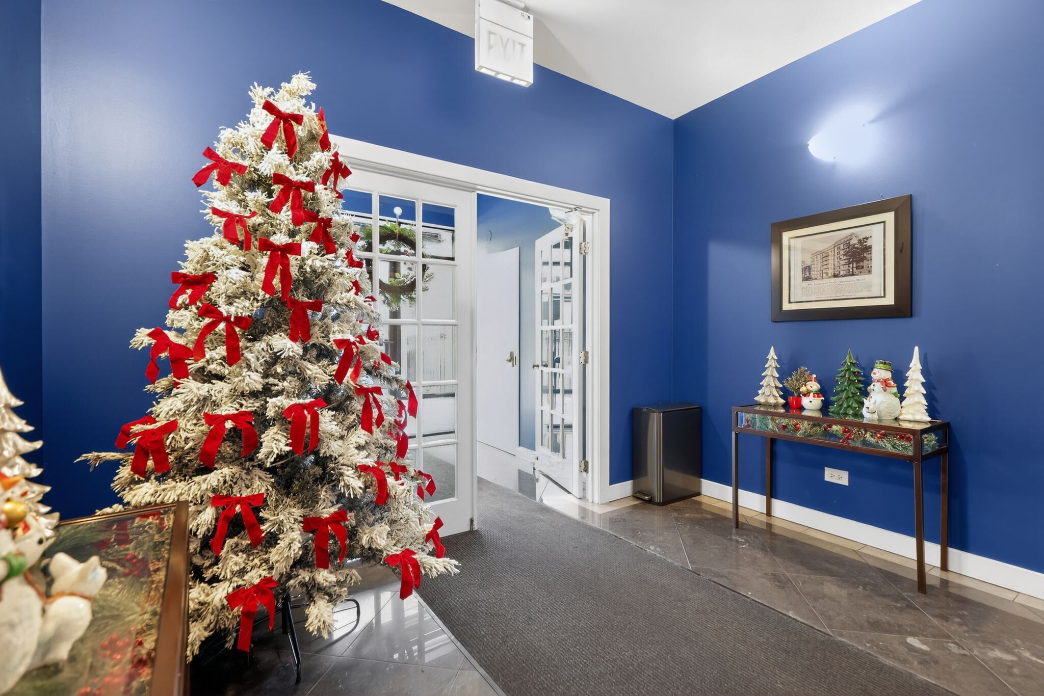 Building Photo - 811 W Eastwood Ave