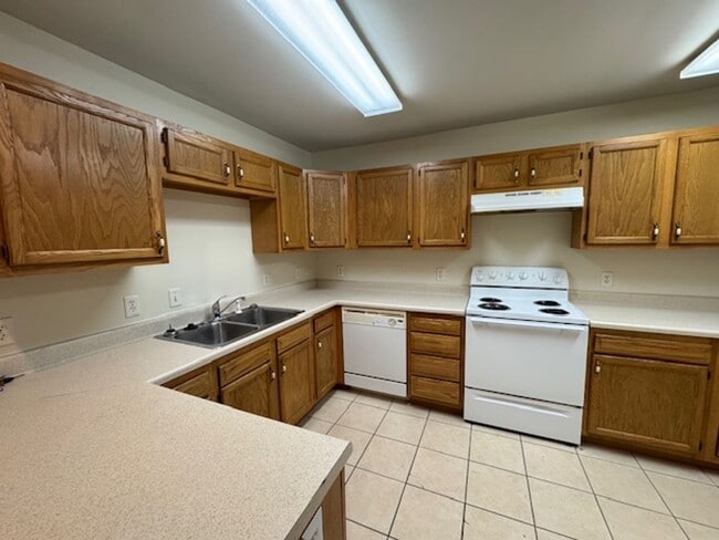 Building Photo - 3 Bedroom Townhouse in Bayshore Crossing