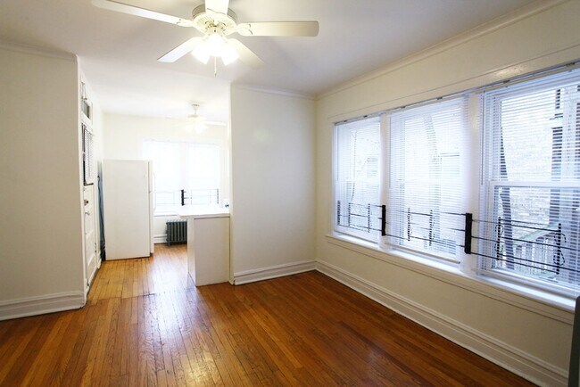 Building Photo - 2538 W Sunnyside Ave