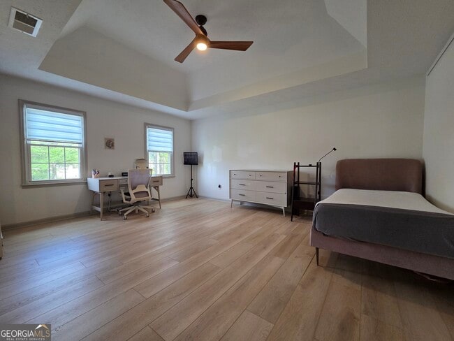 Building Photo - 215 Calgary Dr