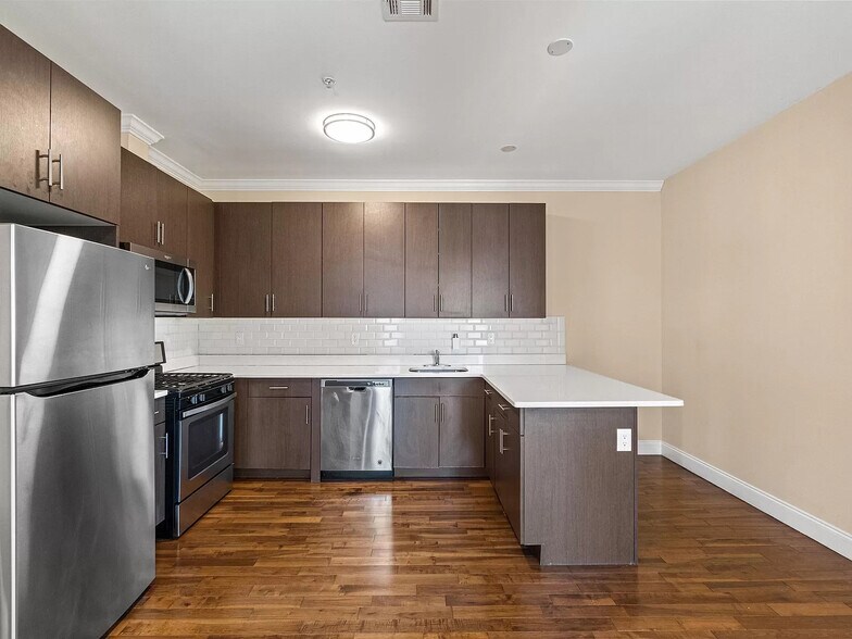 Building Photo - 4401 BERGENLINE Ave