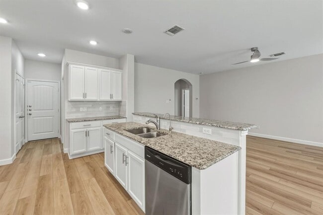 Building Photo - 301 Serpentine Ln