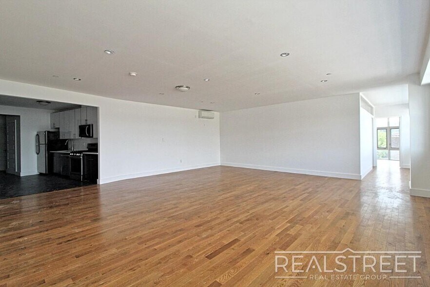 Building Photo - LUXURY 3 BR 2 Bath in Queens!