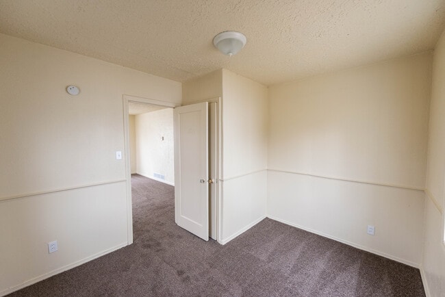 Building Photo - 858 Minota Ave