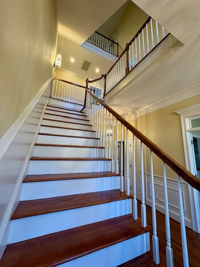 Building Photo - Spacious Five Bedroom Home in Mount Pleasant