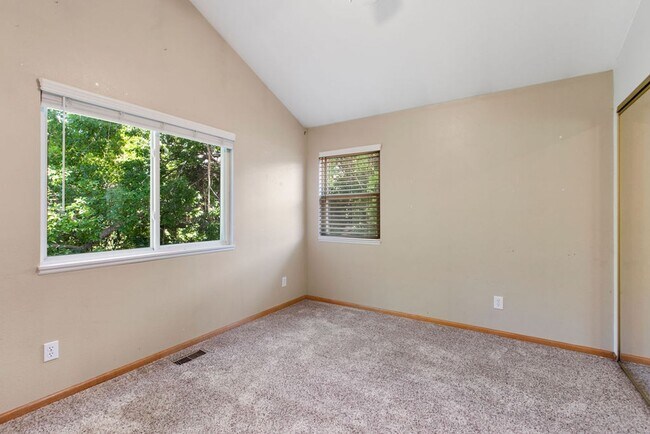 Building Photo - 4 Bedroom Townhome near campus