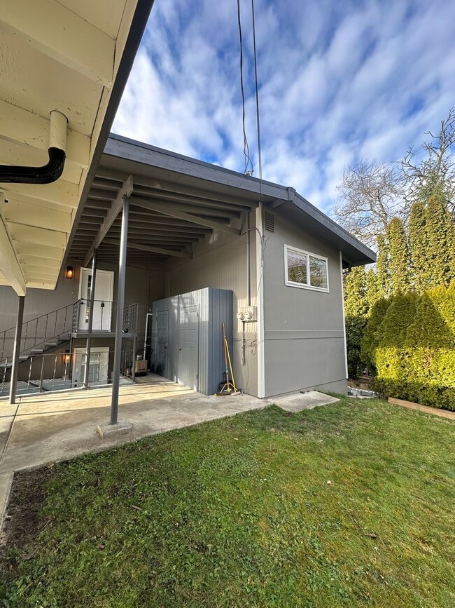 Building Photo - Lake Stevens Luxury Duplex