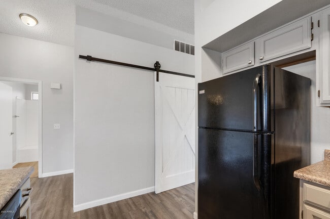 Building Photo - 1120 N Val Vista Dr