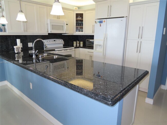 Building Photo - 5701 Collins Ave