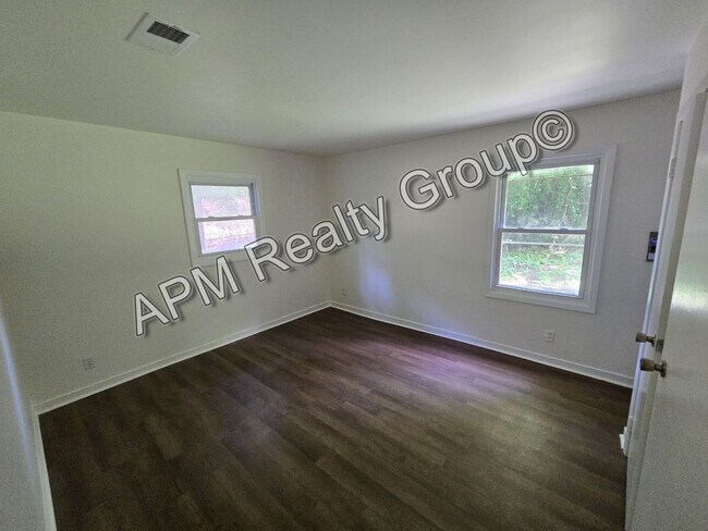 Building Photo - Cute 3 Bedroom 1.5 Bath