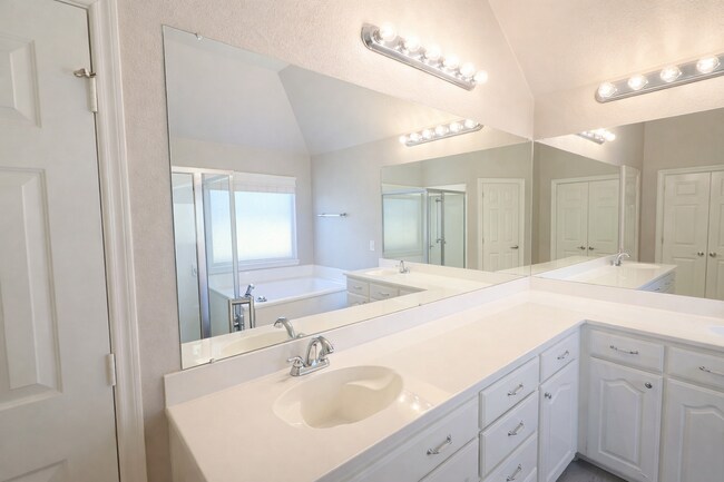 Building Photo - Charming Single-Story Home with Fireplace & Resort-Style Community Amenities in Dallas, TX