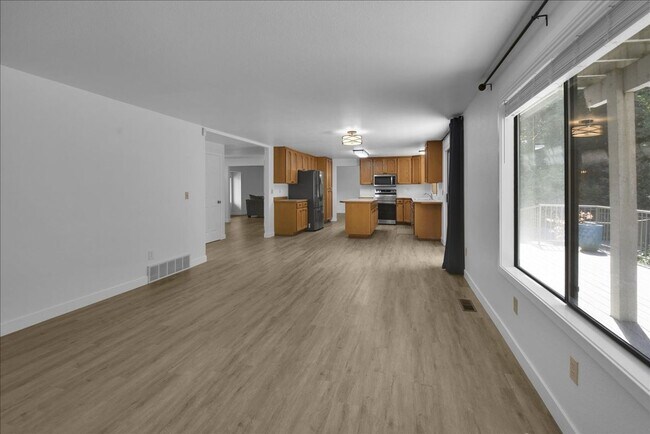 Building Photo - 5Bd/2.5Ba Everett Home