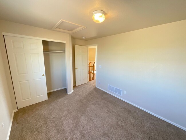 Building Photo - 3 Bedroom Home Available Near N Powers Blv...