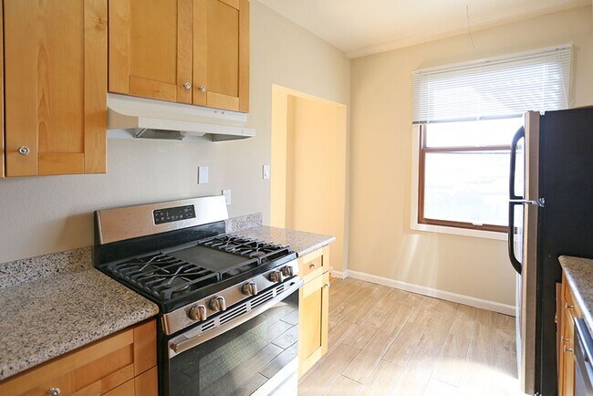 Building Photo - Spacious floor studio in Central Richmond,...