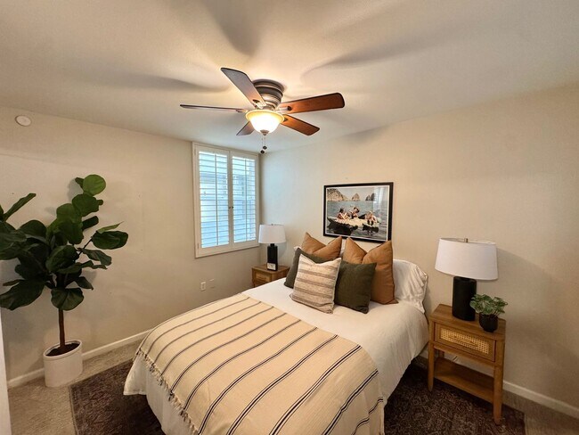 Building Photo - Gorgeous 3 Bed, 2 Bath Unit with Ocean Views
