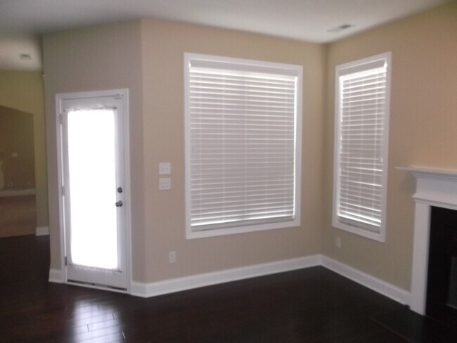 Building Photo - Absolutely Gorgeous!