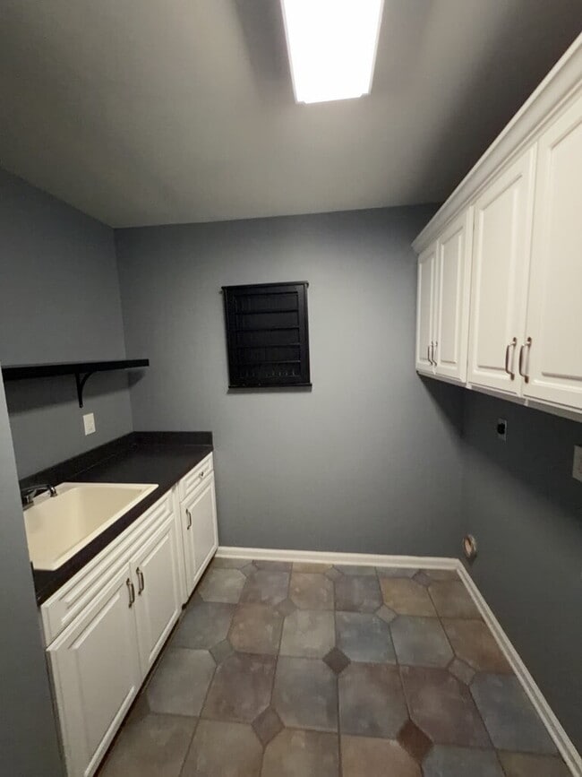 Building Photo - Beautiful 4 Bedroom, 3 Bath Home-211 Bethesda Ct.