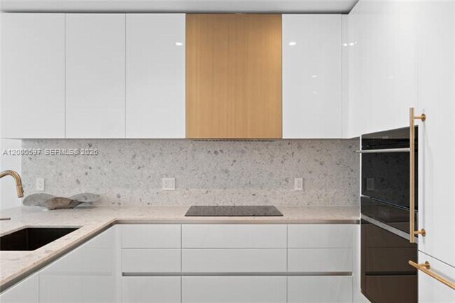 Building Photo - 2678 Tigertail Ave