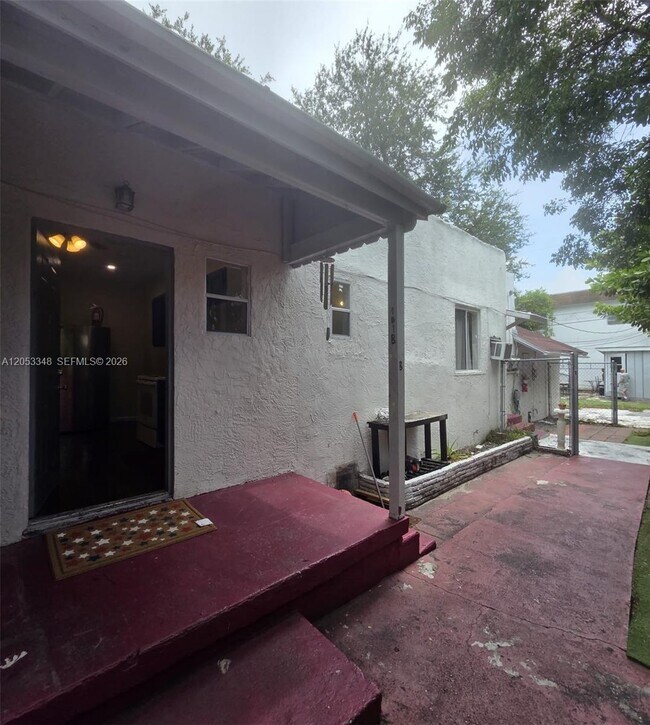 Building Photo - 1008 N 18th Ct