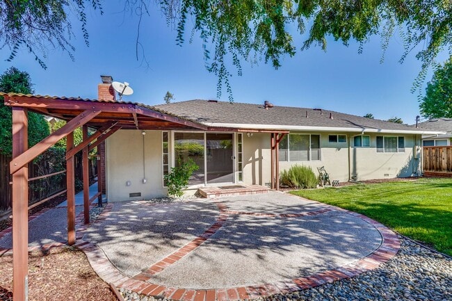 Building Photo - Charming & Refreshed Well-Maintained 4 Bed...