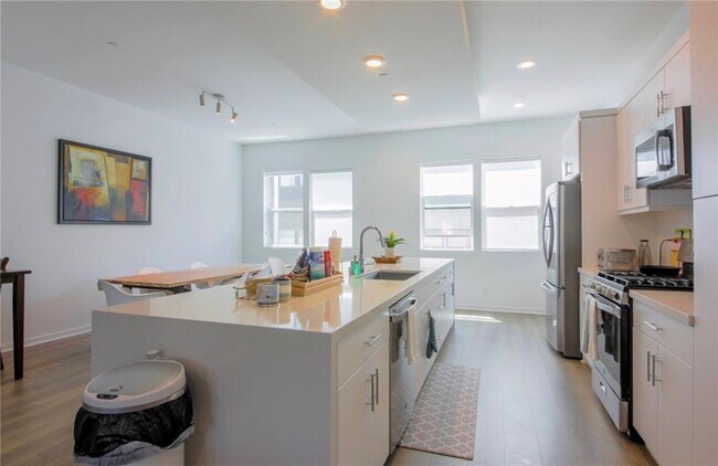 Building Photo - 430 W Central Ave