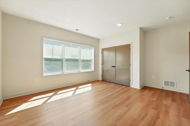 Building Photo - 440 NORTH Ave E