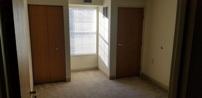 Building Photo - Park Manor 205