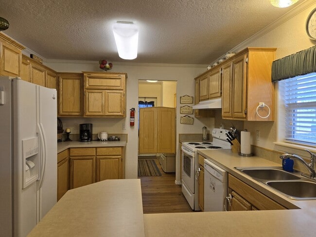 Building Photo - Spacious Home Near Mechem