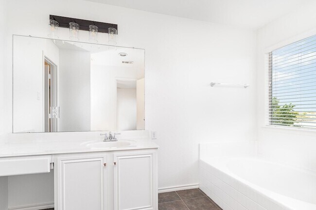 Building Photo - 3012 Hoover Dr