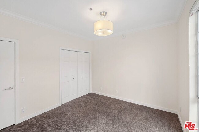 Building Photo - 585 N Rossmore Ave