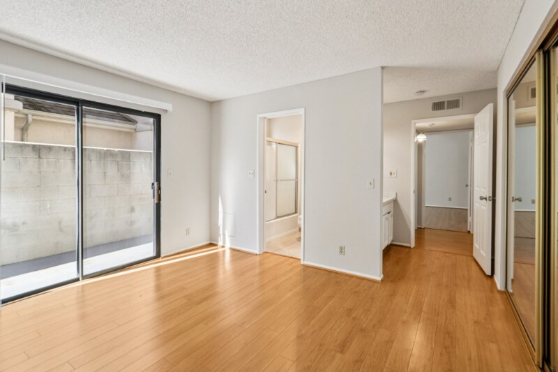 Building Photo - 725 E Providencia Ave