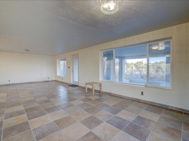 Building Photo - 4 Bedrooms, 3 Bathrooms