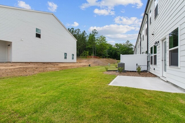 Building Photo - Spacious End-Unit 3-Bedroom Townhome in Pr...
