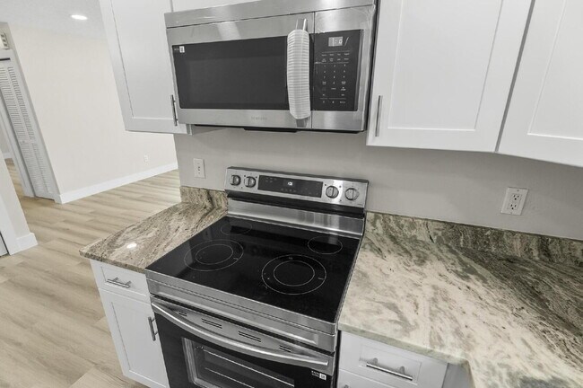 Building Photo - "Chic & Cozy 2-Bed Retreat with Granite Touches in Palm Coast!"