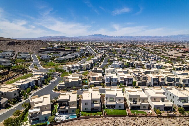 Building Photo - Luxury Rental with Mountain Views in Gated Henderson Community