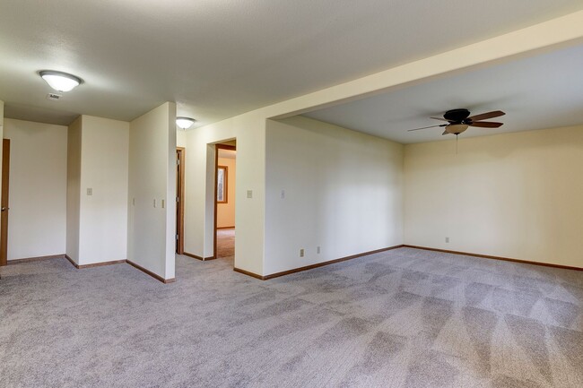 Building Photo - 3 Bedroom 2.5 bathroom nestled in woods with water view