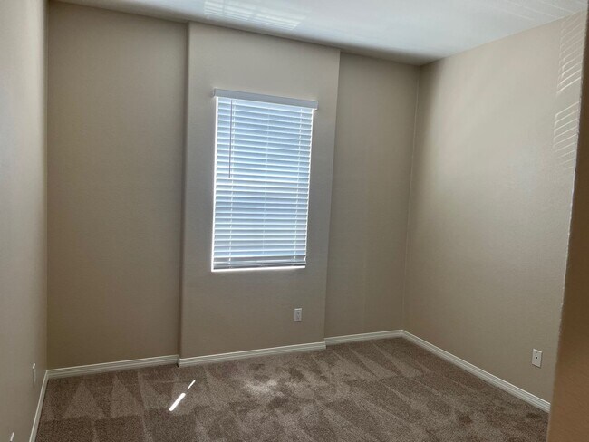Building Photo - Gorgeous 5 bedroom, 3 bath plus Loft - Mou...
