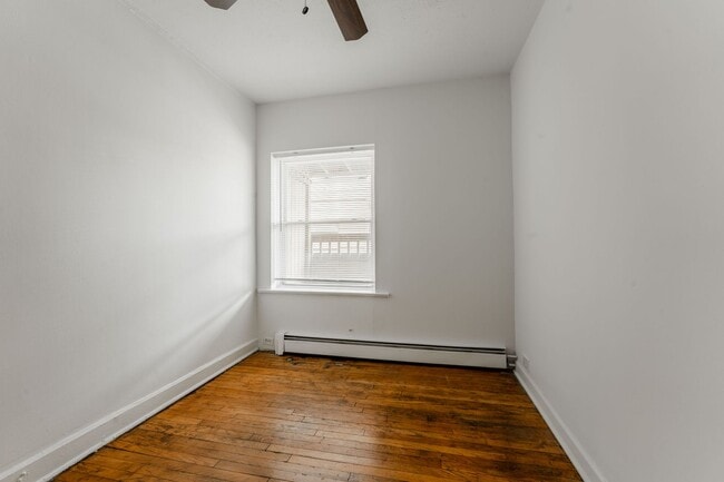 Building Photo - Sheridan Park / Uptown - 2 Bed / 1.5 Bath