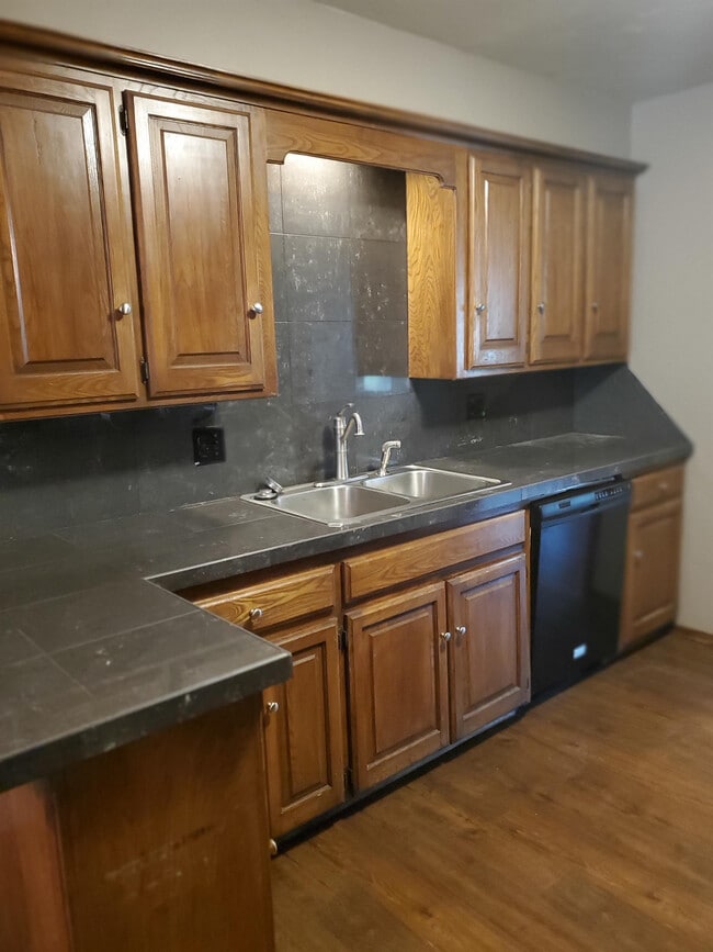 Building Photo - 912 E 10th St