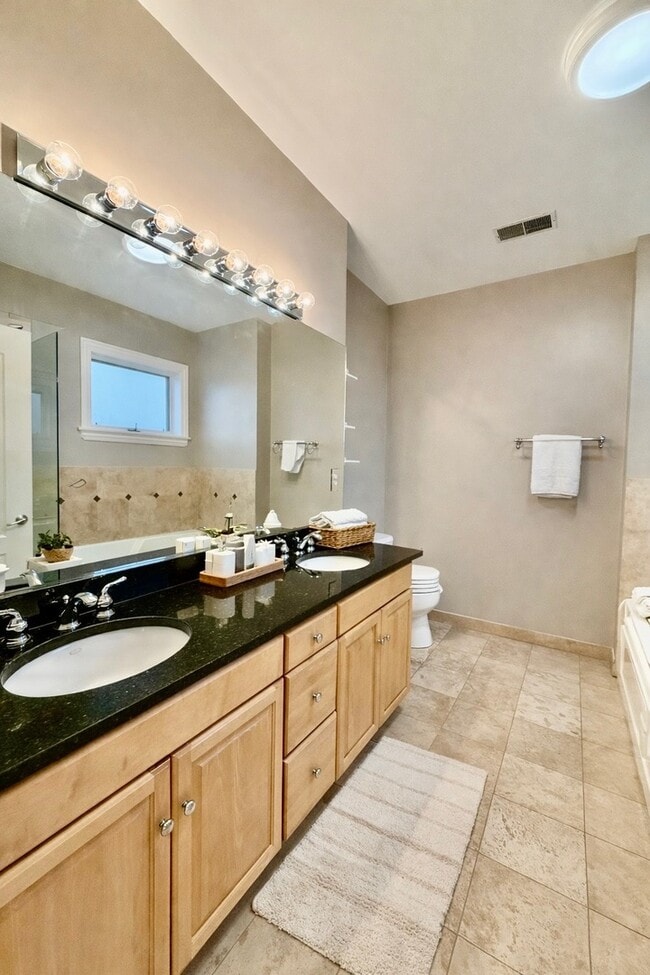 Building Photo - 3015 N Ashland Ave