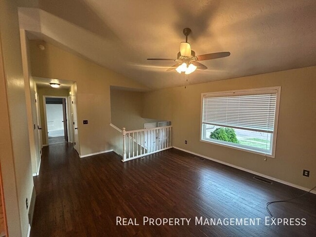 Building Photo - 4 Bedroom 2 Bathroom in SW Sioux Falls