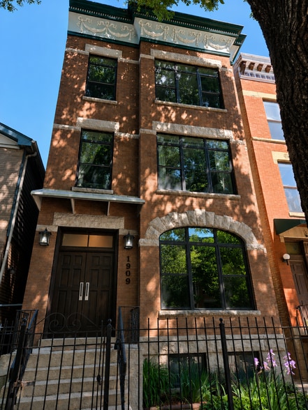 Building Photo - 1909 N Sheffield Ave