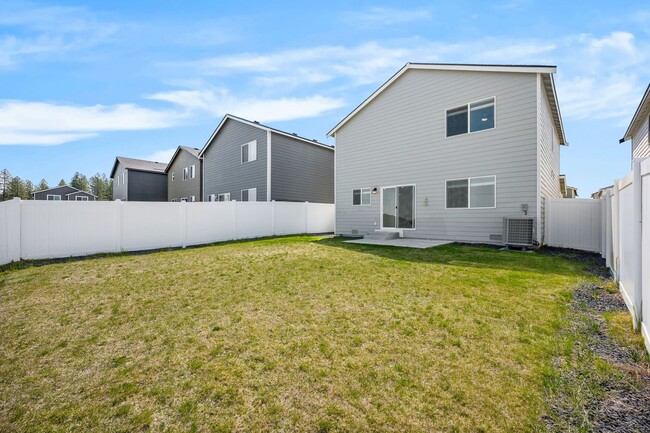 Building Photo - Beautiful 2022 Built Home With Views!