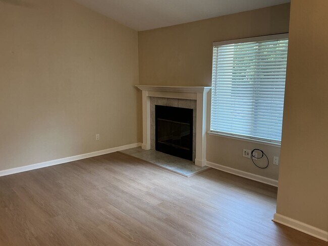 Building Photo - Great Location in Rocklin!