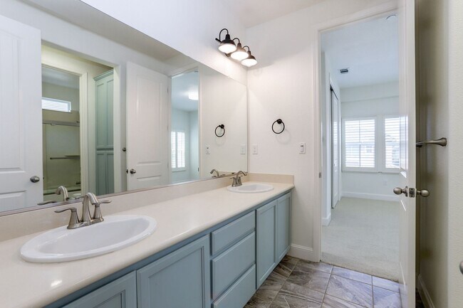 Building Photo - 4 Bed / 3 Bath San Bruno home in highly de...