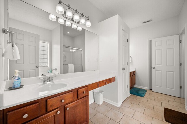 Building Photo - Gorgeous 3-bedroom, 2-bathroom ranch-style home