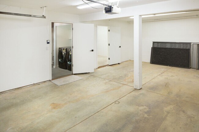 Building Photo - Gorgeous 3bd/2ba Townhouse, complete interior renovation, Modern upgrades, Community Pool -FOUNDA...