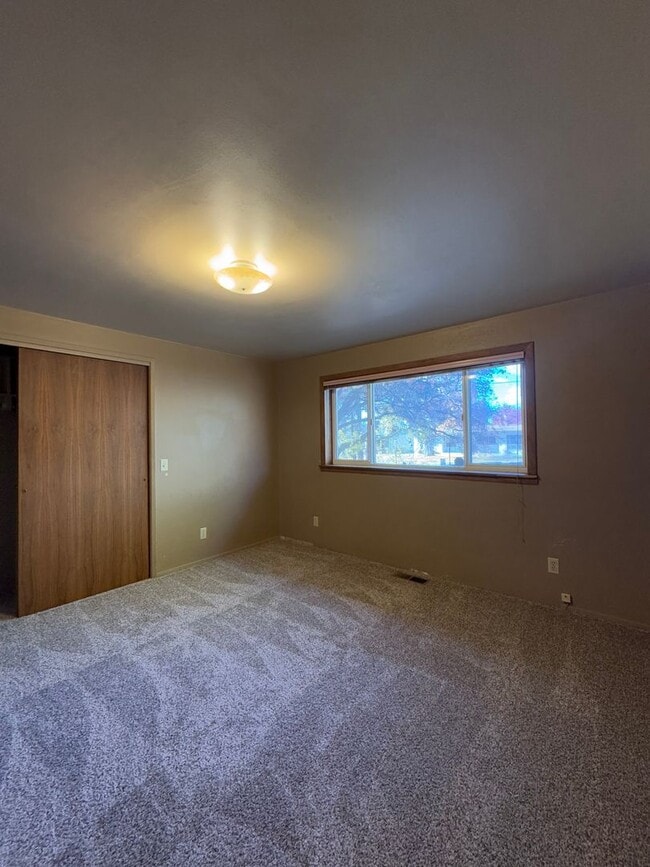 Building Photo - Spacious 6 Bedroom, 3 Bathroom Home Near CWU